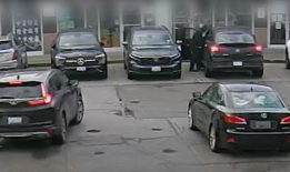 视频显示里士满山发生持刀劫车事件