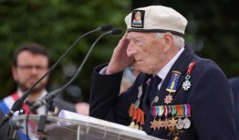 诺曼底登陆老兵纪念80周年，向“优秀的战友”致敬