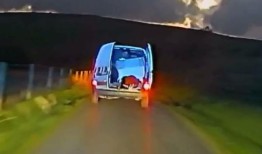 在村子里的高速追捕中，冰箱被扔向警车