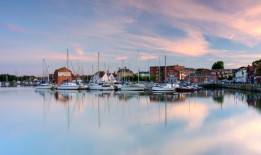 英国最好的邮轮预订热点有华丽的市场和美丽的港口