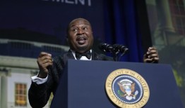 罗伊·伍德(Roy Wood Jr.)将不会重返《每日秀》，因为主持人搜索工作进展缓慢