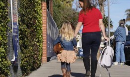 随着洛杉矶的学校重新开学，家长们担心野火带来的有害灰烬