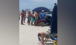 诉讼称，一名警官在默特尔比奇“分心”，撞到了一名女子