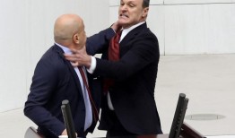 土耳其议会陷入混乱的30分钟大规模争吵，人们互殴拳头