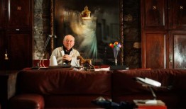 哈利·克罗斯比不顾40个反对意见，获准在牧师街的场地旁开一家酒店