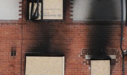 英雄跑进燃烧的布拉德福德的房子去救他的兄弟，然后在地狱中死去