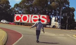 曼杜拉事件：视频显示，一名男子从购物中心附近的婴儿车里掏出砍刀