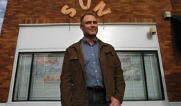 奥本大学的艾斯·阿特金斯谈论烧烤、蓝调和他的新书《别让魔鬼骑》