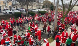 密尔沃基市中心，一千名圣诞老人放弃雪橇，转而骑自行车