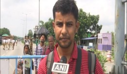 一名孟加拉国人抵达印度后说：“孟加拉国的情况很严峻