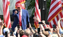 特朗普在威斯康辛州集会上抨击拜登的移民政策