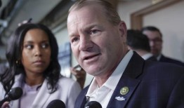 国会议员指责军队对战斗徽章进行政治攻击