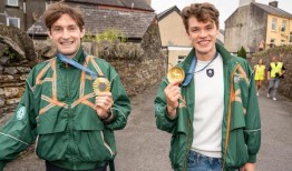 数千人聚集在斯基伯林欢迎奥运赛艇英雄们回家