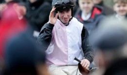 杰克？肯尼迪(Jack Kennedy)强调了骑师代沟是如何以一种时尚的方式消除的