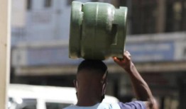 出于安全考虑，政府正在考虑阻止巴基斯坦天然气进口