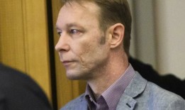 法庭宣判麦凯恩的性侵指控无罪