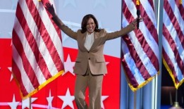 卡玛拉·哈里斯出人意料地出现在民主党全国代表大会上