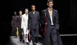 米兰时装周：古驰推出首个由萨巴托·德·萨尔诺设计的男装系列
