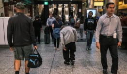 纽约的无家可归者为宾夕法尼亚车站的安全而欢呼，为无家可归者提供服务，但通勤者却很害怕