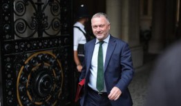 水利投资的老板们与部长们会面，寻求新的资金