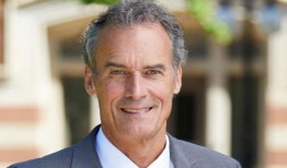 被解雇的威斯康辛大学校长乔·高展示了大学的腐败，就像盖伊和麦吉尔