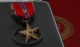 在喀布尔轰炸后拯救生命的飞行员被授予铜星勋章