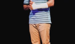 罗马·班克斯说出演百老汇的《亲爱的埃文·汉森》改变了他的生活