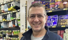 IGA店主为现金支付的顾客提供折扣