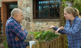 这是违法的!房主愤怒地离开了，声称邻居的小屋招来了窃贼