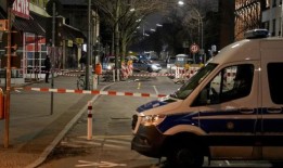 柏林警方表示，他们逮捕了一名持刀袭击两人的男子