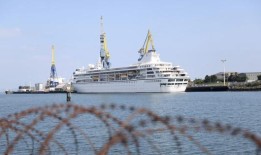 乘客们购买了为期三年的游轮的泊位几个月过去了，这艘船仍然困在贝尔法斯特