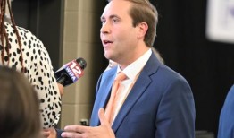 阿拉巴马州议员要求加强监管的呼声越来越高，他说，我们有可能完全失去试管婴儿