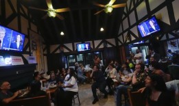 美国人被政治新闻搞得筋疲力尽电视收视率和AP-NORC的最新民意调查显示，他们正在被冷落