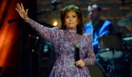 乡村音乐传奇的儿子在接受“严重”手术后与生命作斗争