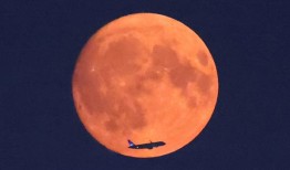 为什么英国的天空变成了红色——因为蓝色超级月亮罕见地出现了