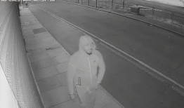 警方追捕嫌疑人，据信他在一周内发动了四次持刀袭击