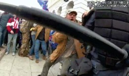 一名俄亥俄州男子在阿拉巴马州被捕，罪名是在国会骚乱期间袭击并殴打警察