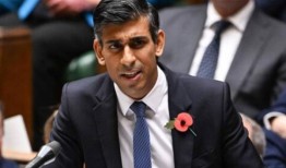 英国将首位寻求庇护者送往卢旺达