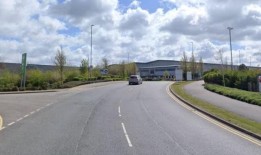 在一场车祸中，两人死亡，三人受伤危及生命