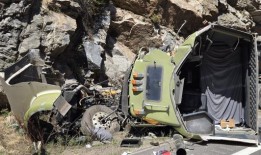 通过清溪峡谷的6号公路双向封闭，因撞车事故