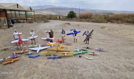 科蒂约·格兰德模型飞行俱乐部每周举行两次无线电飞行比赛控制模型飞机