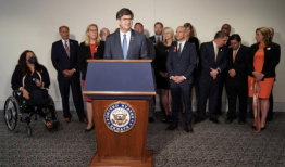 亲巴勒斯坦抗议者在美国办公室破坏以色列人质的照片