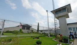 官员称，伯明翰地区的两名妇女和十几岁的男孩试图向阿拉巴马州监狱走私刀具和毒品