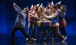 金伯利·阿基姆博与在42号绿厅举办的“听你的歌”慈善音乐会合作