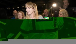 一名伦敦警察在带着孩子下班时撞上了一辆没有标志的警车，随后被解雇