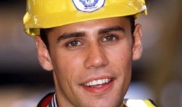 理查德·培根在《蓝色彼得》周年纪念上调侃可卡因丑闻