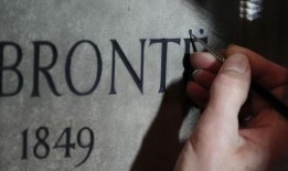 拼写错误的Bront？姐妹纪念得到点回来