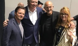 这是在电影《回到未来》中扮演马蒂·麦克弗莱父亲的演员克里斯平·格洛弗今天的样子