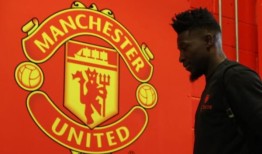 曼联偶像彼得·舒梅切尔防守安德烈·奥纳纳，并透露了他在拜仁慕尼黑失误后对门将说的话