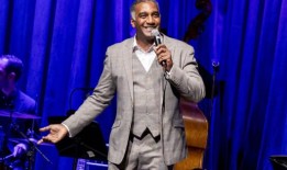 12月22-23日，诺姆·刘易斯与纽约流行歌手共度最美好的圣诞节